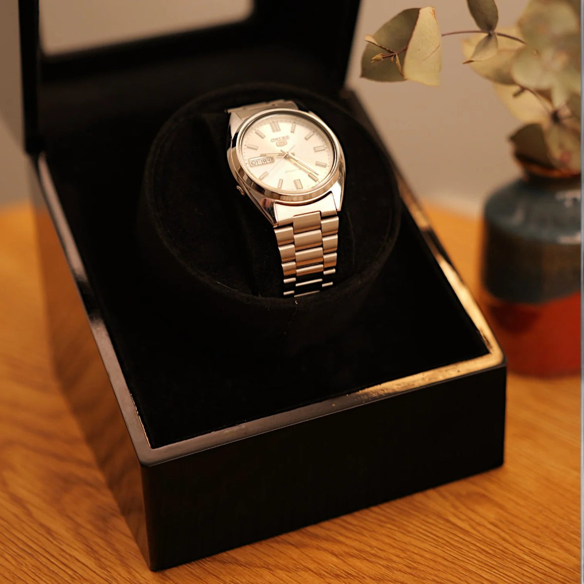 Single Automatic Watch Winder - Lacquered Wood - lifestyle view
